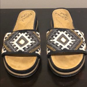 Decorative wedge sandals with arch support